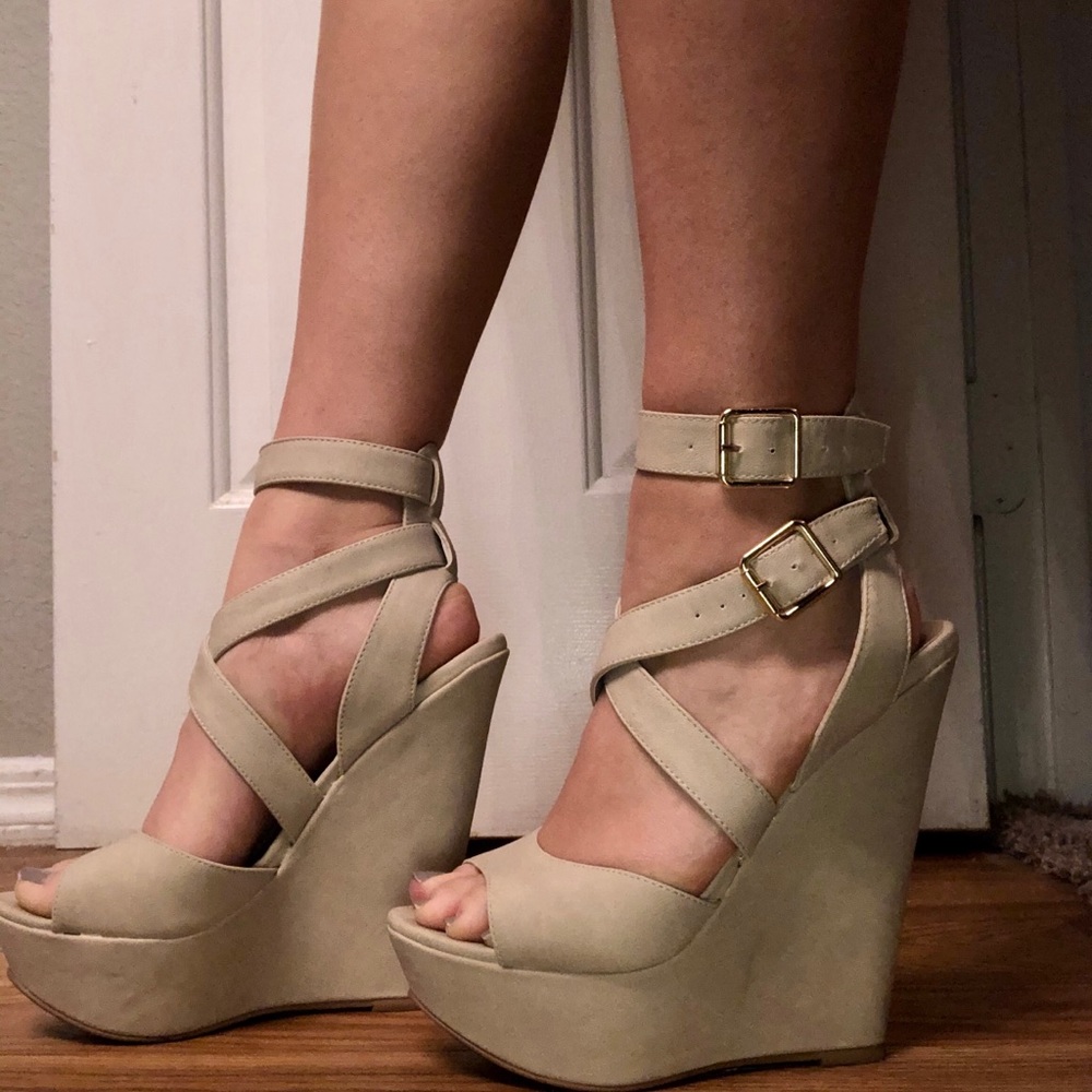 Steve Madden Beige/Tan Suede Wedges! Size 7 - Picture 8 of 8